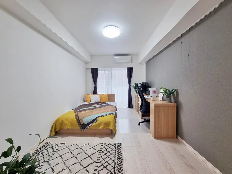 写真はお部屋のイメージです。ラグなどの室内装飾はございません。