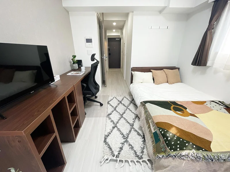 写真はお部屋のイメージです。ラグなどの室内装飾はございません。