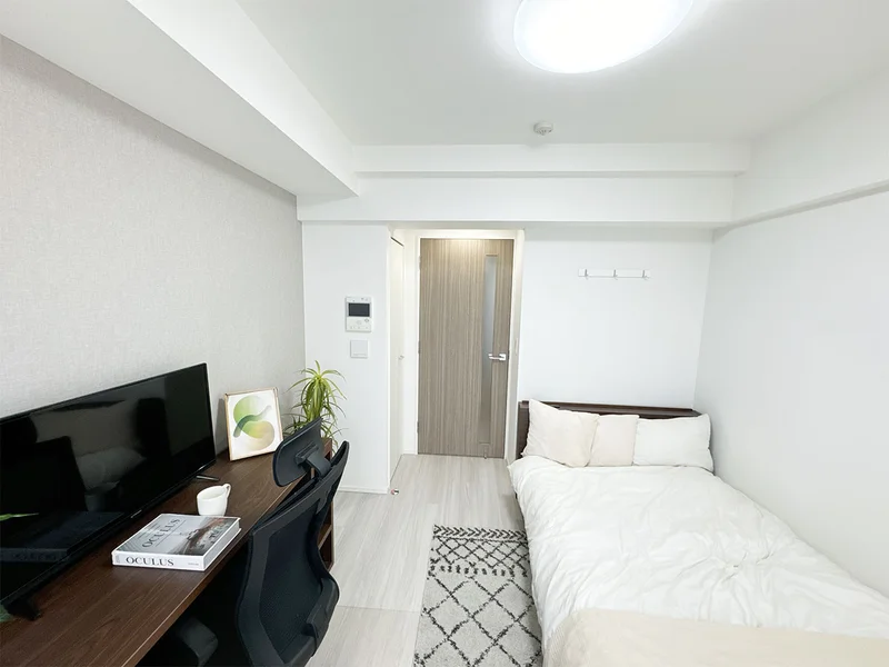 写真はお部屋のイメージです。ラグなどの室内装飾はございません。