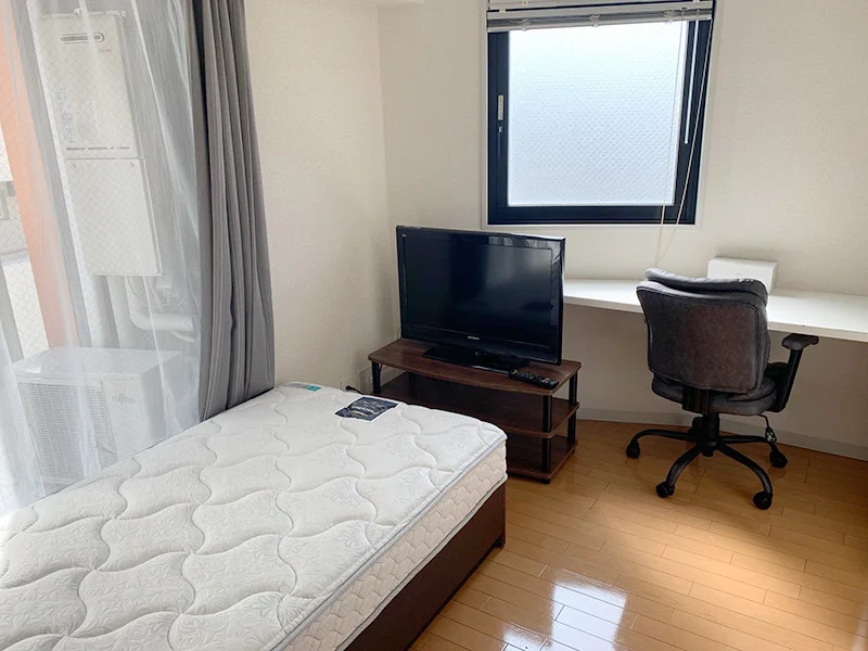 写真はお部屋のイメージです。ラグなどの室内装飾はございません。