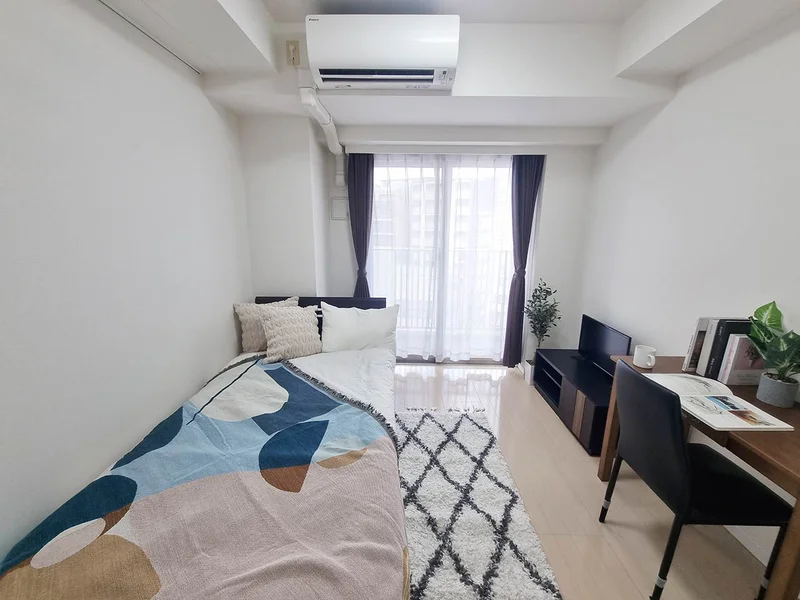 写真はお部屋のイメージです。ラグなどの室内装飾はございません。