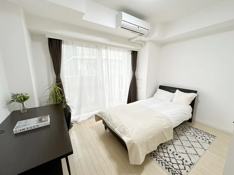 写真はお部屋のイメージです。ラグなどの室内装飾はございません。