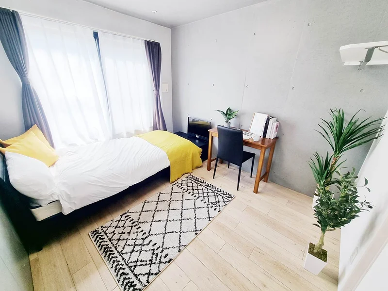 写真はお部屋のイメージです。ラグなどの室内装飾はございません。