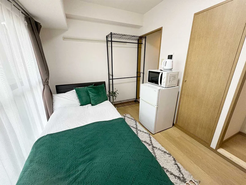 写真はお部屋のイメージです。ラグなどの室内装飾はございません。