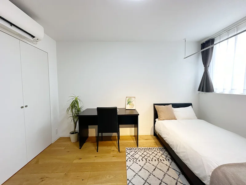 写真はお部屋のイメージです。ラグなどの室内装飾はございません。