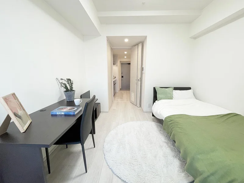 写真はお部屋のイメージです。ラグなどの室内装飾はございません。