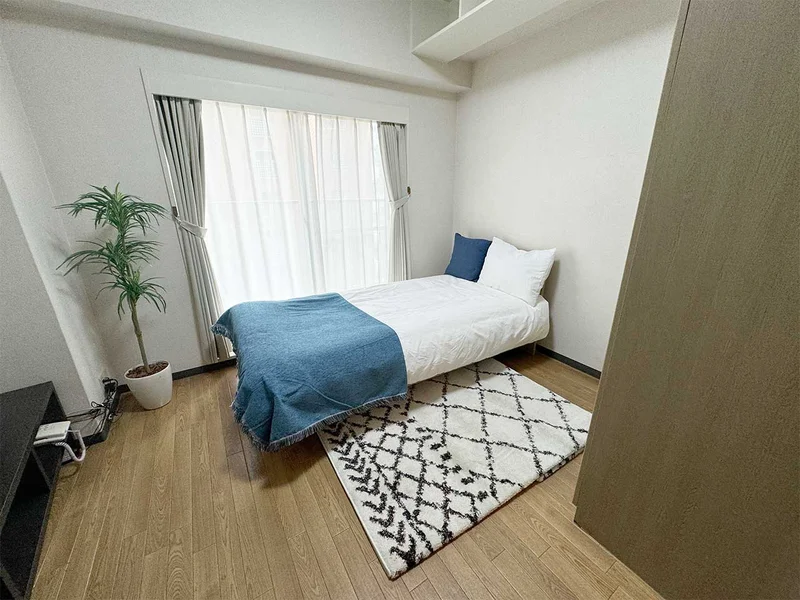 写真はお部屋のイメージです。ラグなどの室内装飾はございません。