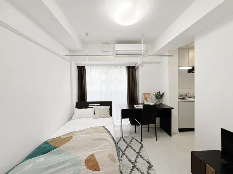 写真はお部屋のイメージです。ラグなどの室内装飾はございません。