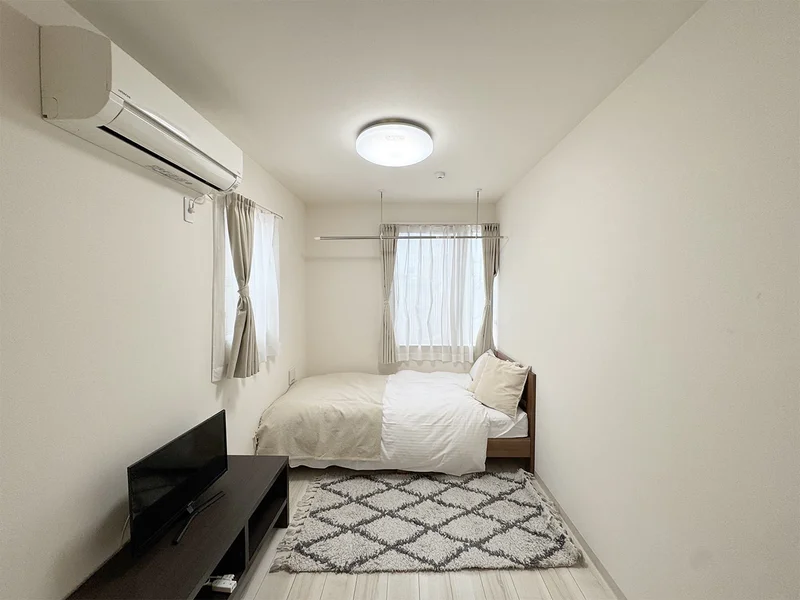 写真はお部屋のイメージです。ラグなどの室内装飾はございません。