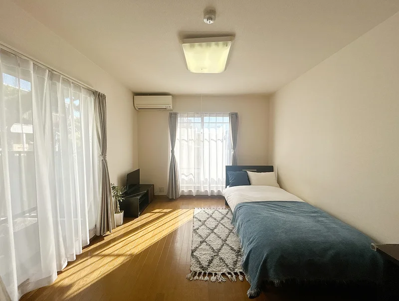 写真はお部屋のイメージです。ラグなどの室内装飾はございません。