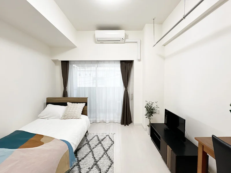 写真はお部屋のイメージです。ラグなどの室内装飾はございません。