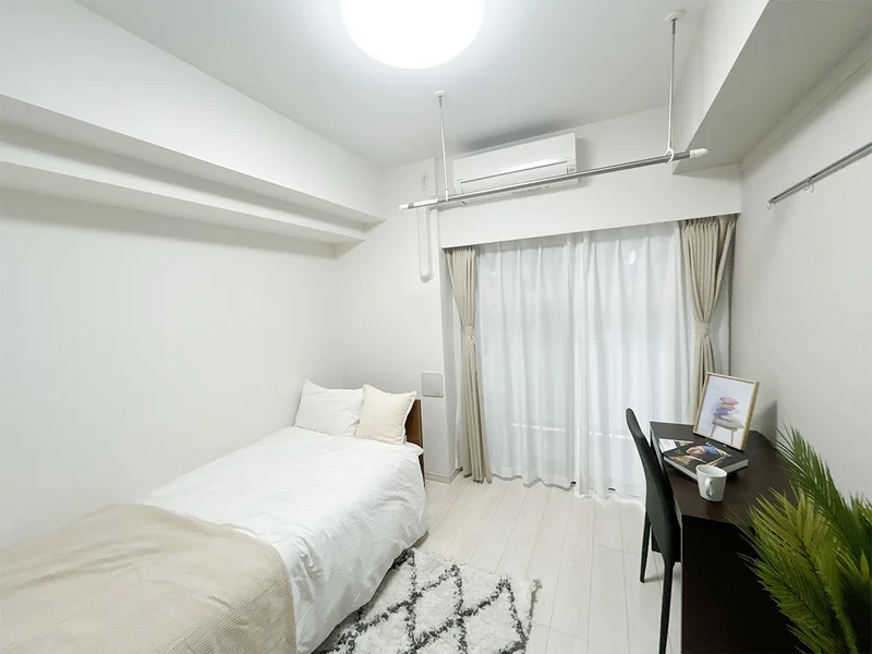 写真はお部屋のイメージです。ラグなどの室内装飾はございません。