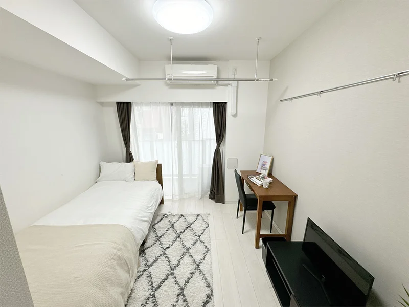 写真はお部屋のイメージです。ラグなどの室内装飾はございません。