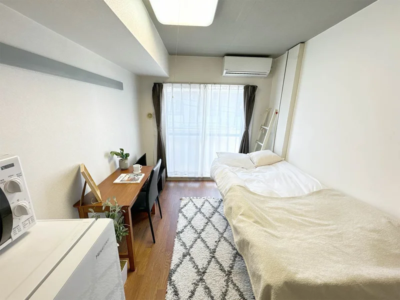 写真はお部屋のイメージです。ラグなどの室内装飾はございません。