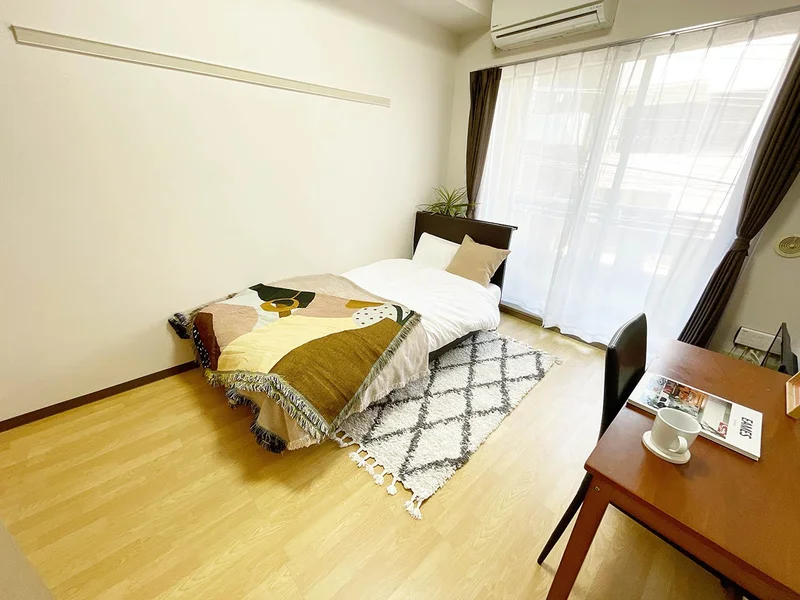 写真はお部屋のイメージです。ラグなどの室内装飾はございません。