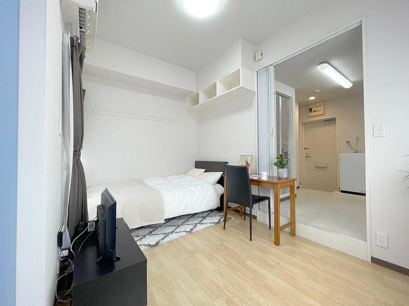 写真はお部屋のイメージです。ラグなどの室内装飾はございません。