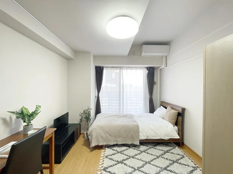 写真はお部屋のイメージです。ラグなどの室内装飾はございません。