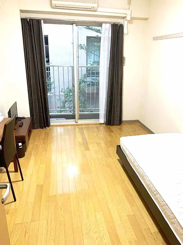 写真はお部屋のイメージです。ラグなどの室内装飾はございません。