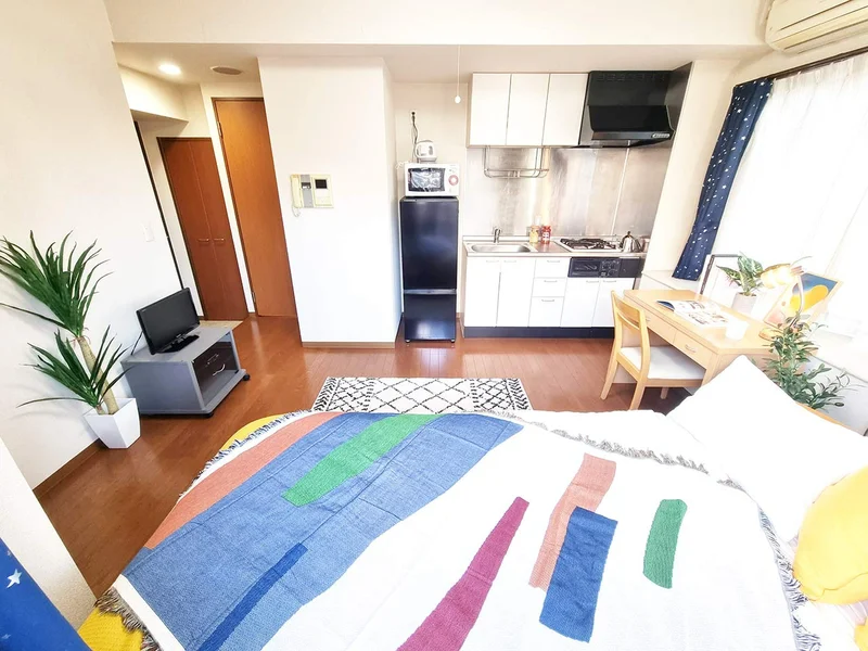 写真はお部屋のイメージです。ラグなどの室内装飾はございません。