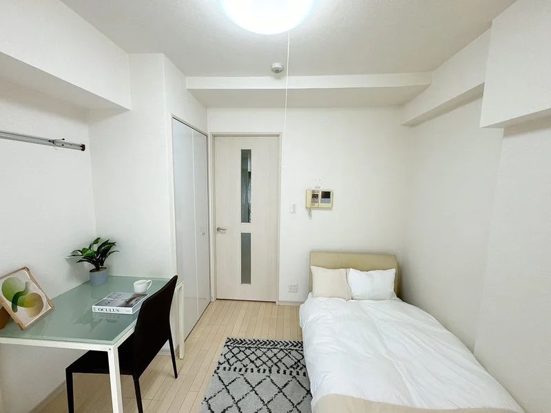 写真はお部屋のイメージです。ラグなどの室内装飾はございません。