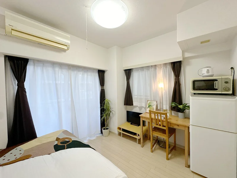 写真はお部屋のイメージです。ラグなどの室内装飾はございません。