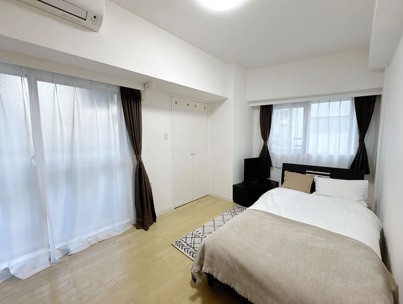 写真はお部屋のイメージです。ラグなどの室内装飾はございません。