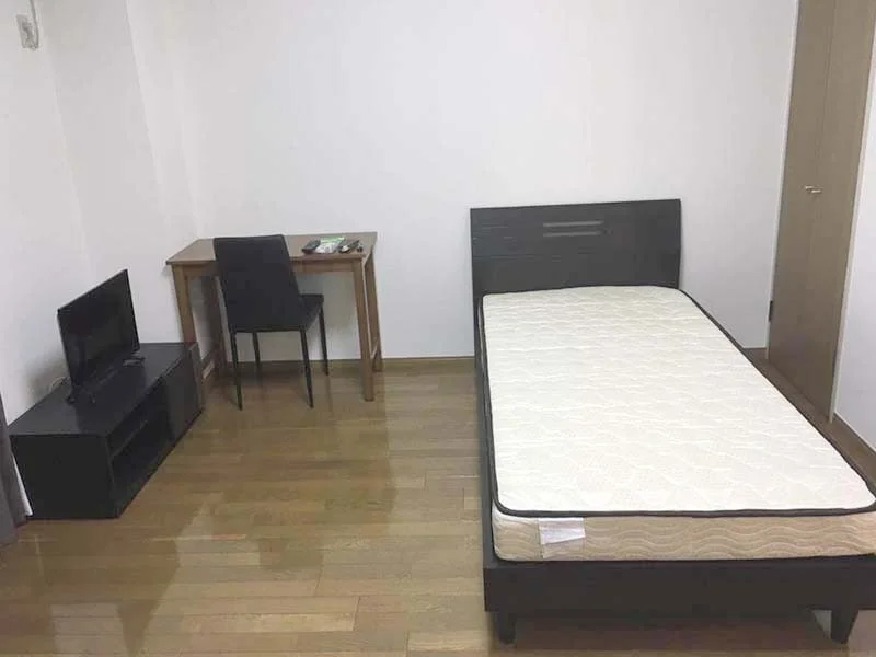 写真はお部屋のイメージです。ラグなどの室内装飾はございません。