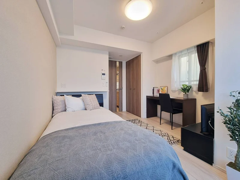 写真はお部屋のイメージです。ラグなどの室内装飾はございません。