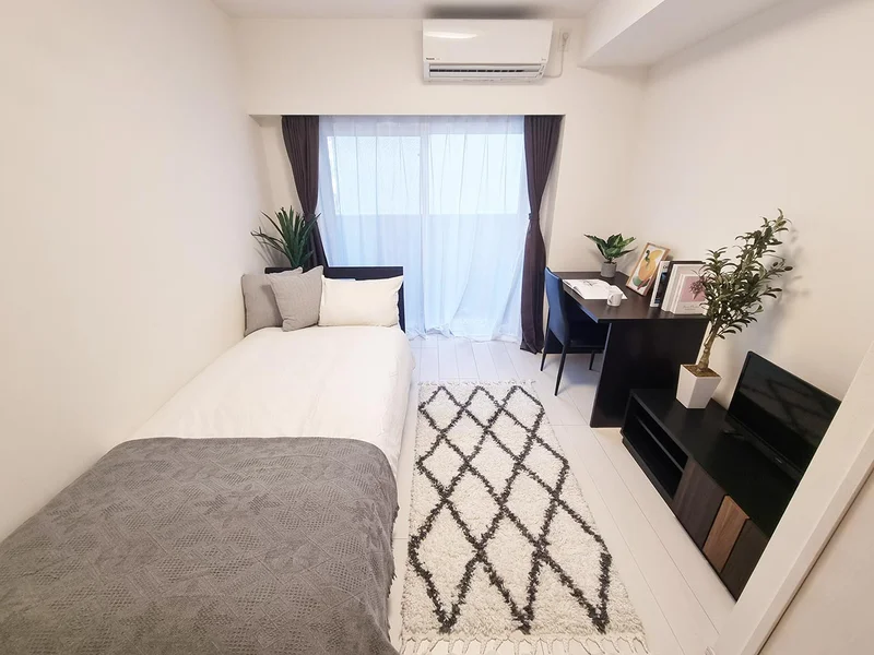 写真はお部屋のイメージです。ラグなどの室内装飾はございません。