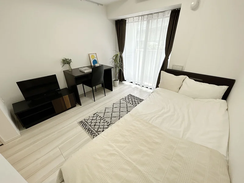 写真はお部屋のイメージです。ラグなどの室内装飾はございません。