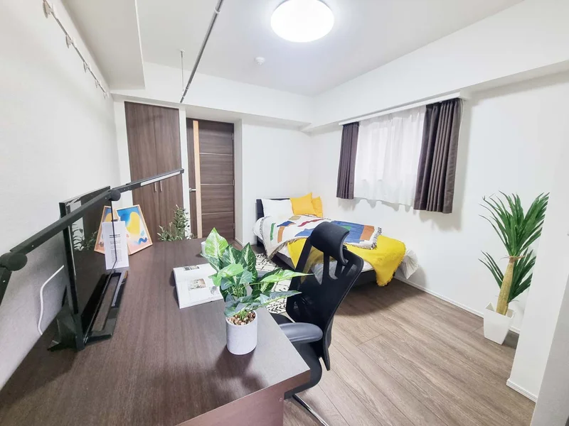 写真はお部屋のイメージです。ラグなどの室内装飾はございません。