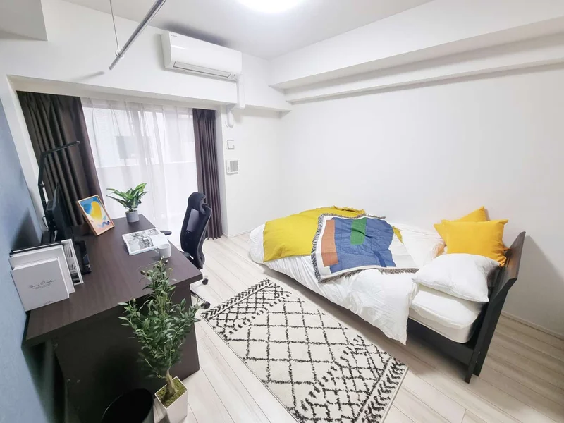 写真はお部屋のイメージです。ラグなどの室内装飾はございません。