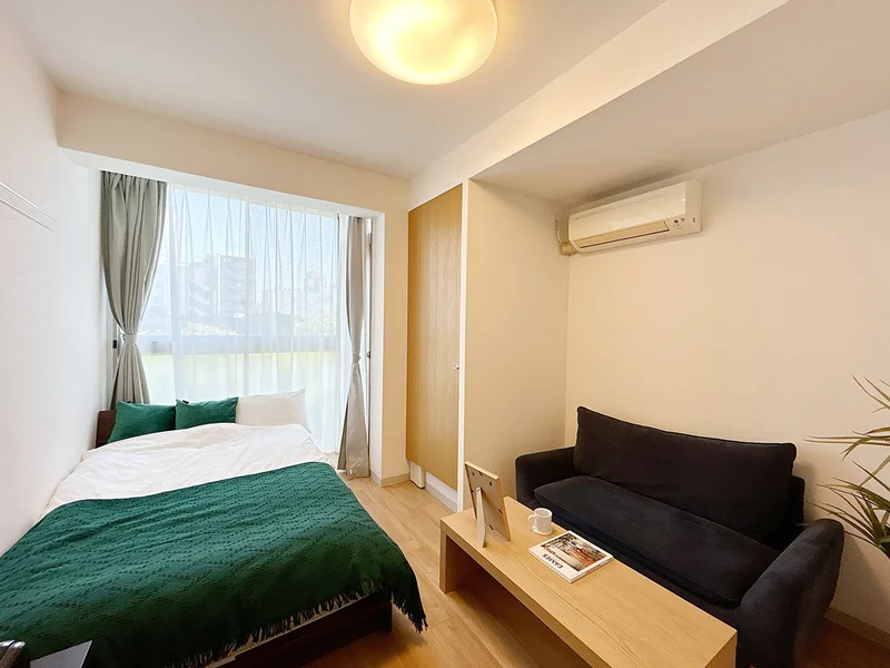 写真はお部屋のイメージです。ラグなどの室内装飾はございません。