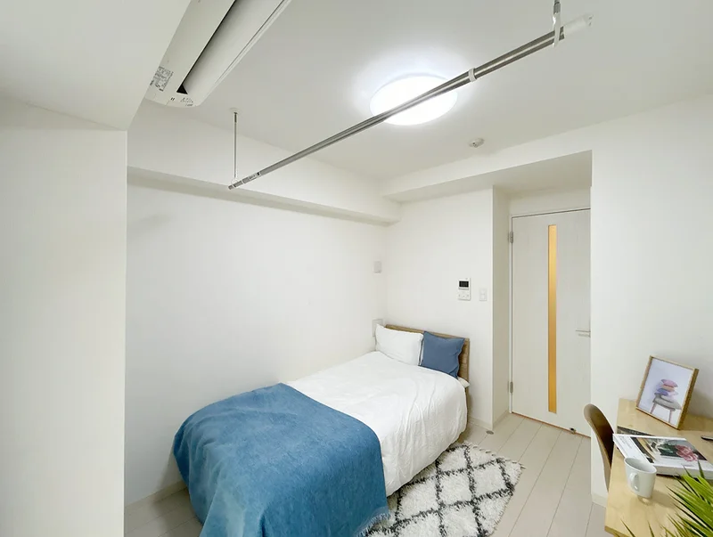 写真はお部屋のイメージです。ラグなどの室内装飾はございません。