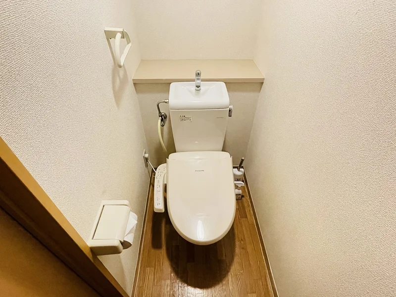 ウォシュレットつきのトイレです。老若男女皆様に安心してご利用いただけますね☆トイレにもトイレ用洗剤とトイレ用ブラシをご用意しておりますので長期ご利用の場合の気になる汚れなどもお掃除して頂けます＾＾