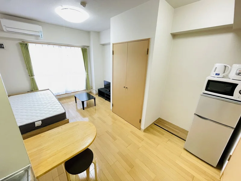 温かい雰囲気のお部屋！自宅で暮らすようなゆったりとした空間が魅力的♪出張の方はもちろん、学生さんや観光でいらっしゃる方にもSマンスーのお部屋は家具・家電・備品の充実度が高いため大変ご好評いただいております。