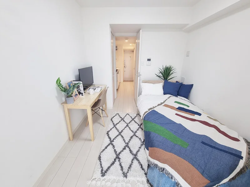 写真はお部屋のイメージです。ラグなどの室内装飾はございません。