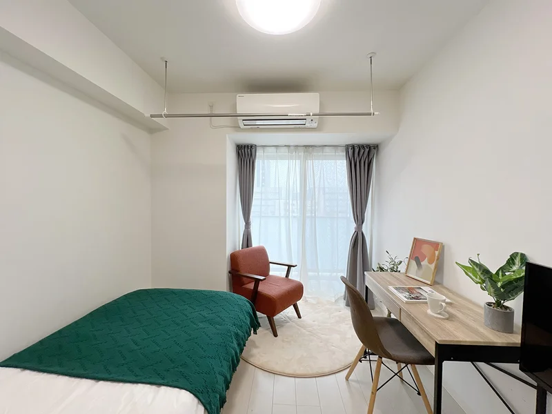 写真はお部屋のイメージです。ラグなどの室内装飾はございません。