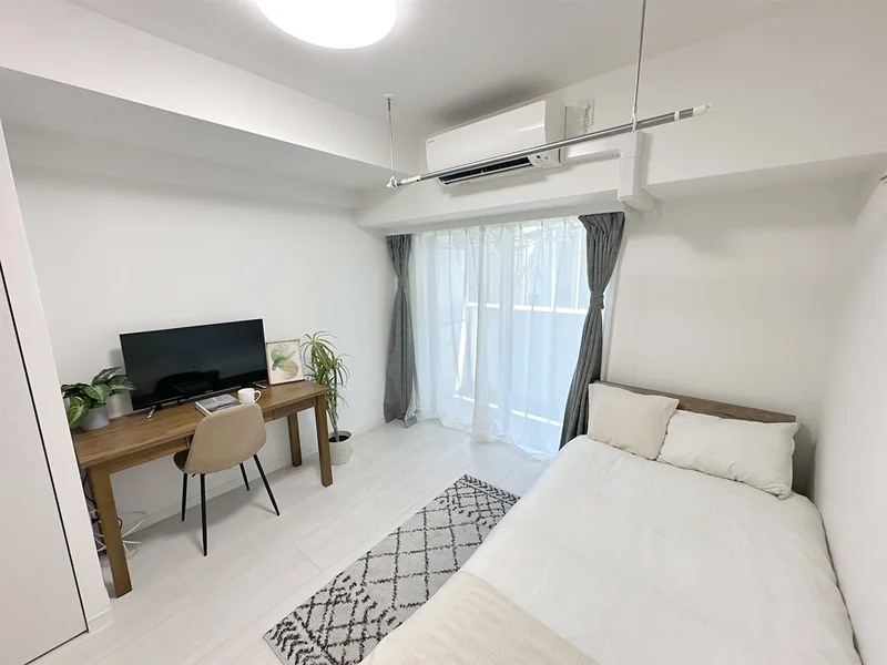 写真はお部屋のイメージです。ラグなどの室内装飾はございません。