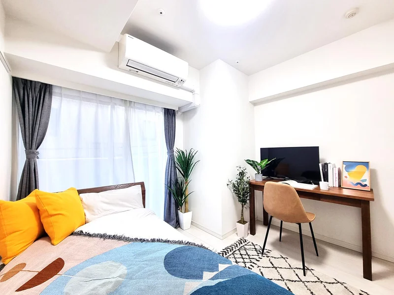 写真はお部屋のイメージです。ラグなどの室内装飾はございません。