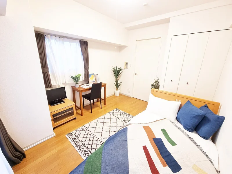 写真はお部屋のイメージです。ラグなどの室内装飾はございません。