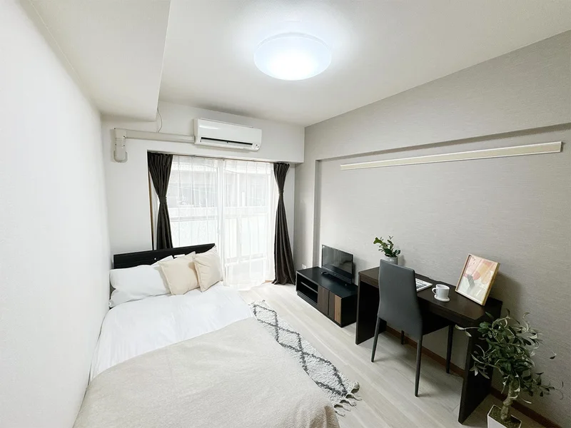 写真はお部屋のイメージです。ラグなどの室内装飾はございません。