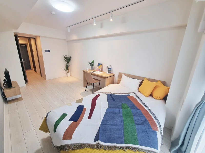 写真はお部屋のイメージです。ラグなどの室内装飾はございません。