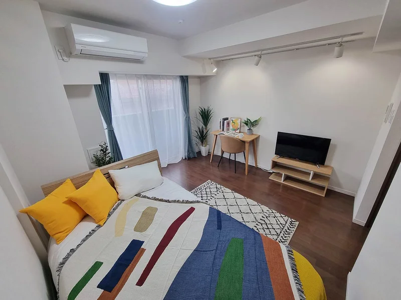 写真はお部屋のイメージです。ラグなどの室内装飾はございません。