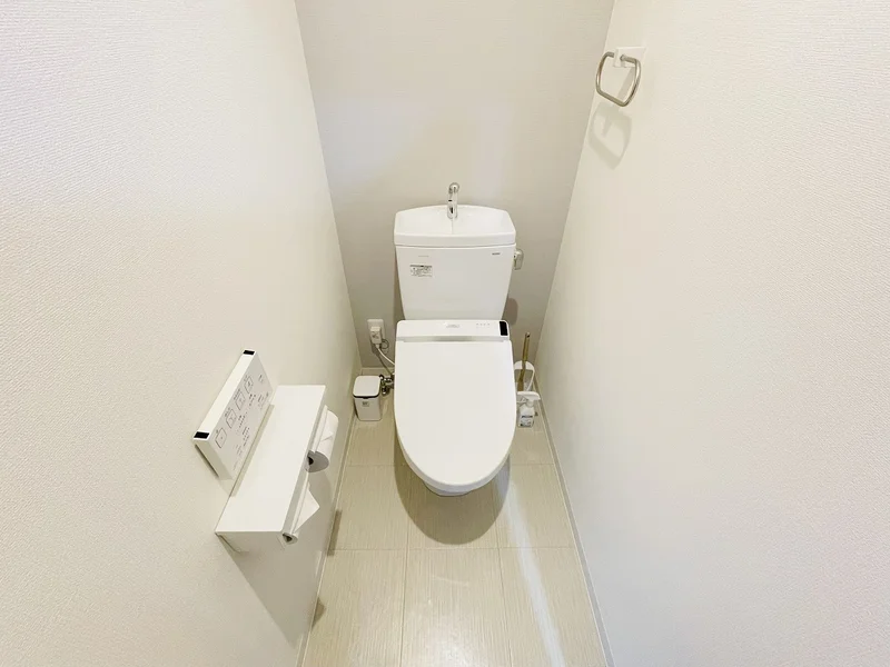 ウォシュレットつきのトイレです。老若男女皆様に安心してご利用いただけますね☆トイレにもトイレ用洗剤とトイレ用ブラシをご用意しておりますので長期ご利用の場合の気になる汚れなどもお掃除して頂けます＾＾