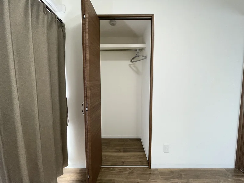 収納スペースも有り、嬉しいポール付☆☆