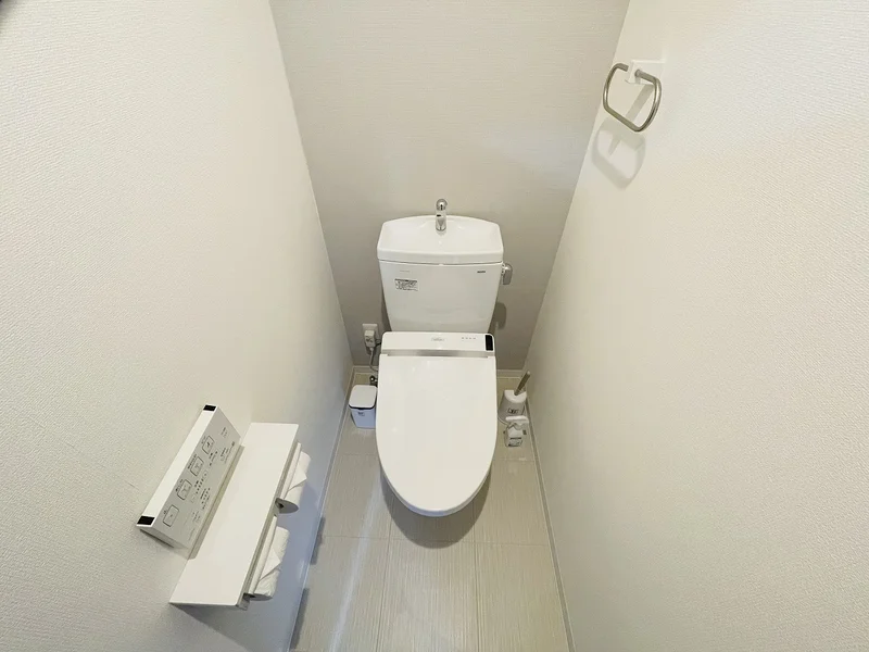 ウォシュレットつきのトイレです。老若男女皆様に安心してご利用いただけますね☆トイレにもトイレ用洗剤とトイレ用ブラシをご用意しておりますので長期ご利用の場合の気になる汚れなどもお掃除して頂けます＾＾