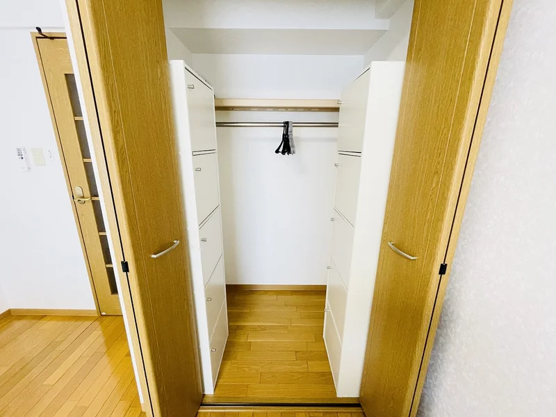 収納スペースも充実しており、嬉しいポール付☆☆