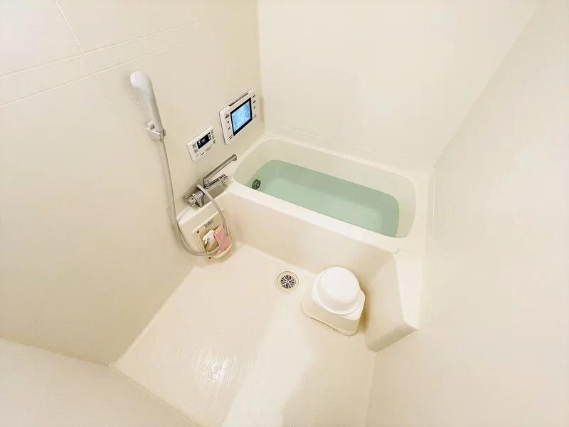 バストイレは別♪バスルームには風呂桶・風呂イス・風呂用洗剤・スポンジをご用意しておりますのでぜひご活用ください！