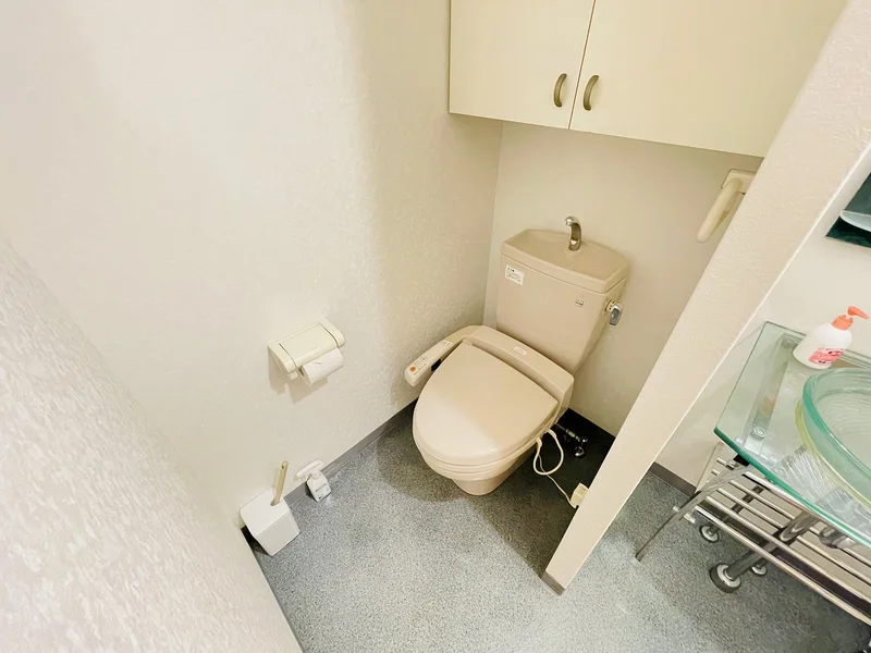 ウォシュレットつきのトイレです。老若男女皆様に安心してご利用いただけますね☆トイレにもトイレ用洗剤とトイレ用ブラシをご用意しておりますので長期ご利用の場合の気になる汚れなどもお掃除して頂けます＾＾